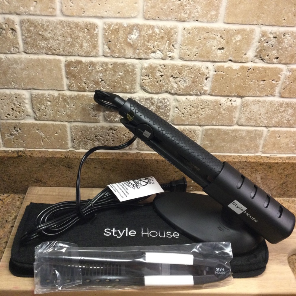 🆕️ Style House Black Hair Straightener & Accessory Kit
